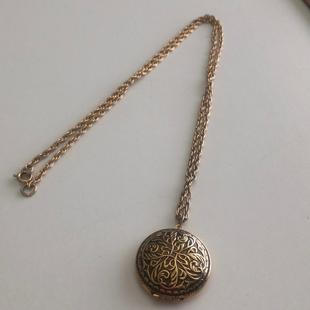 Vintage gold locket & necklace.